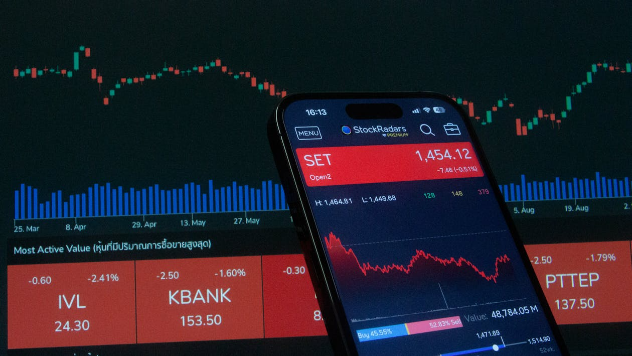 Dalal Street Drowning in Red: Massive Sell-Off Wipes Out Gains; Nifty Bank Drops 600 Pts